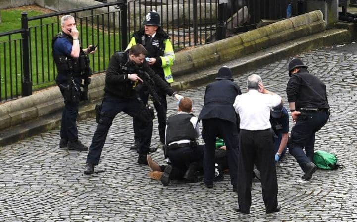 Teroris bersenjatakan pedang, yang berhasil dilumpuhkan polisi. foto: telegraph.co.uk