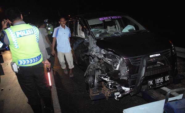Tampak mobil Ertiga yang dikemudikan Suprapdi ringsek usai menghantam truk tronton Pertamina. (foto: rony suhartomo/BANGSAONLINE)