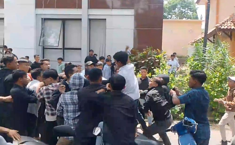 Tangkapan layar video perkelahian sekelompok mahasiswa yang diduga berlokasi di Universitas Madura, Pamekasan.