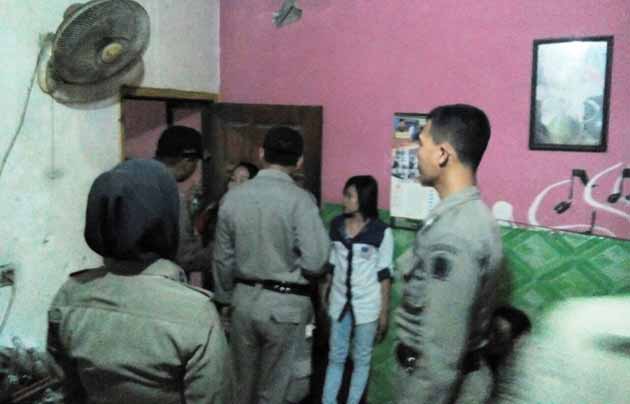Petugas Dinas Satpol PP ketika memeriksa salah satu penjaga cafe. foto: SYUHUD/ BANGSAONLINE