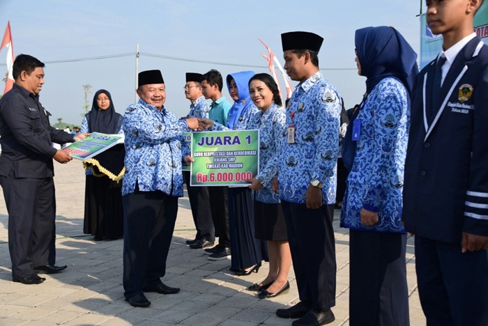 Bupati Madiun saat menyerahkan rewards kepada siswa-siswi dan guru yang berprestasi.
