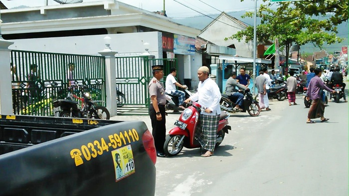 Pelayanan Prima, Polres Lumajang amankan jalannya Salat Jumat di berbagai tempat.
