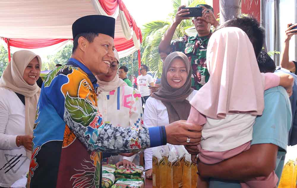 Wakil Wali Kota Pasuruan H. M. Nawawi saat menyapa salah satu warga yang belanja di pasar murah.