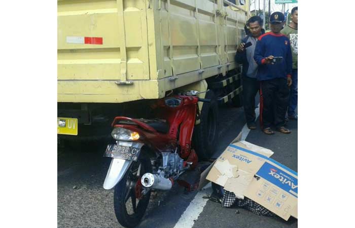 Kendaraan korban terjepit bodi truk.