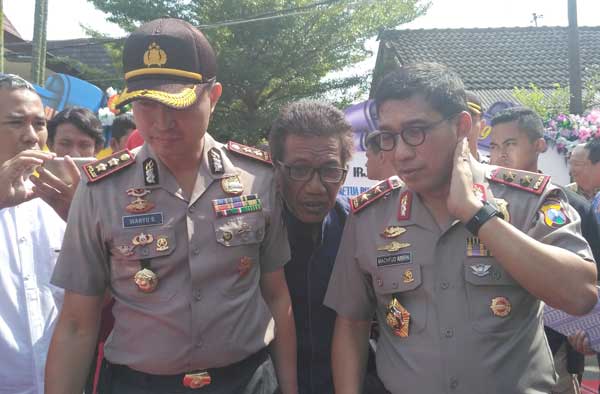 Irjen Pol Machfud Arifin (kanan) lakukan kunker di Bojonegoro. (foto: eky nurhadi/ BANGSAONLINE)