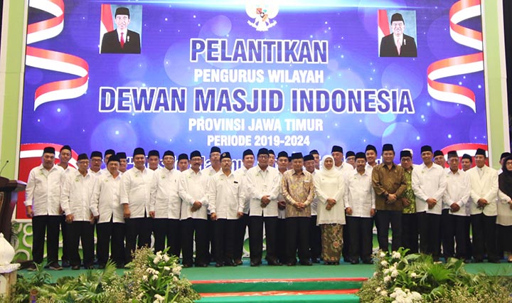 Wapres Jusuf Kalla yang juga Ketua Umum PP Dewan Masjid Indonesia (DMI) melantik pengurus PW DMI Jatim di Islamic Center, Surabaya. foto: ist