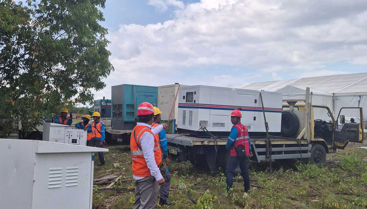 Petugas PLN UP3 Madura ketika melakukan siaga sistem kelistrikan.
