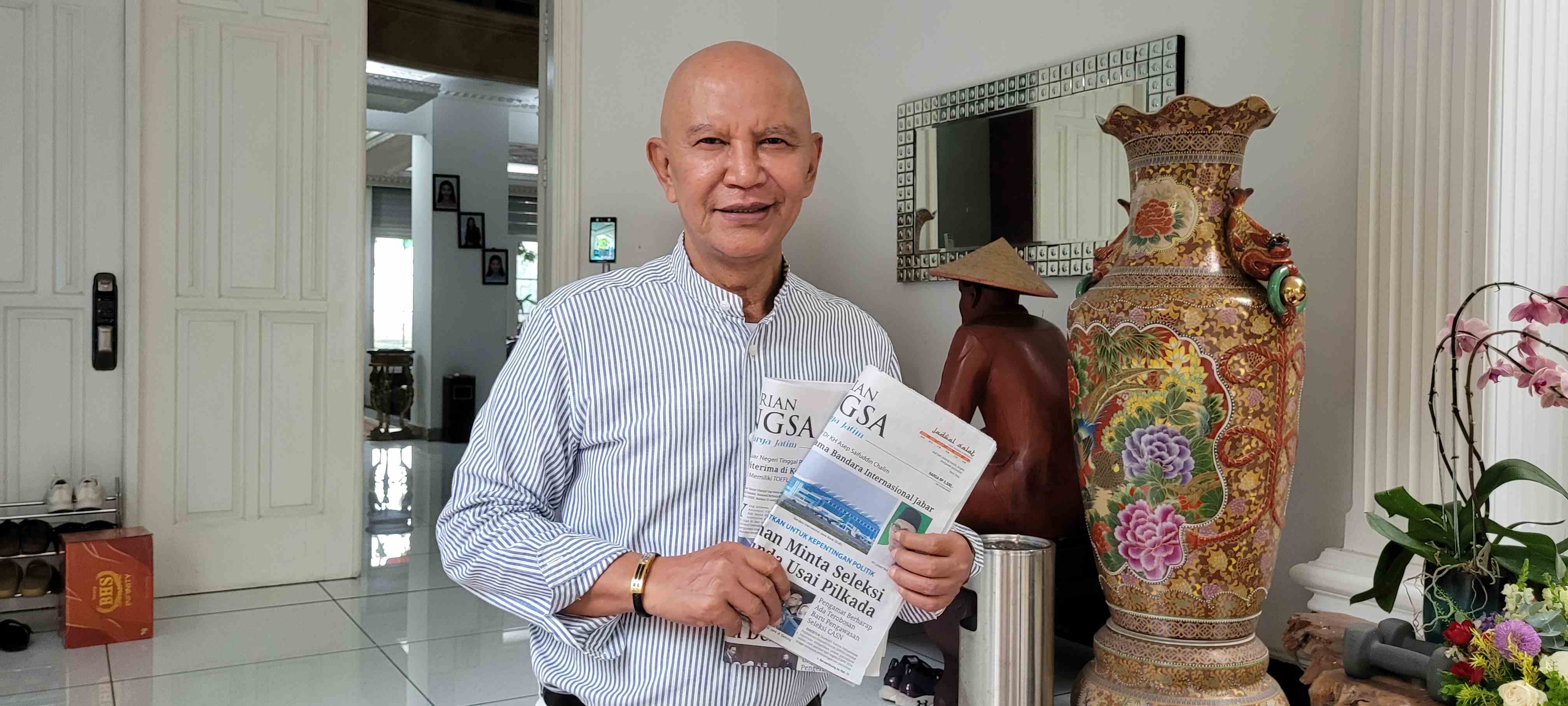 Said Abdullah memegang koran HARIAN BANGSA di kediamannya di Ciganjur Jakarta Selatan, Selasa (28/5/2024) lalu. Foto: MMA/bangsaonline