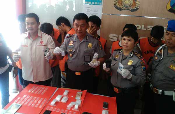 Kapolsek Sukolilo bersama keenam tersangka. foto: ekoyono/BANGSAONLINE