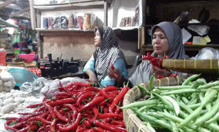 PPKM berdampak terhadap aktivitas konsumsi masyarakat, sehingga berpengaruh terhadap kenaikan harga, di antaranya pada harga cabai rawit di Pasar baru Kota Probolinggo. (foto: ist)
