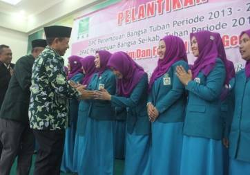 RESMI - Bupati Tuban, Ir Noor Nahar Husein, menyalami para kader Perempuan Bangsa Tuban usai resmi dilantik. (foto: suwandi/BANGSAONLINE)