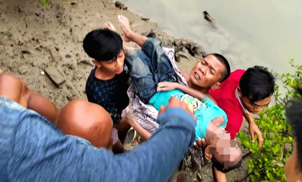 Warga saat mengevakuasi salah satu korban