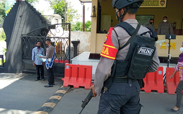 Petugas berjaga mengawasi mobilitas tamu atau masyarakat yang masuk ke Mapolres Blitar.