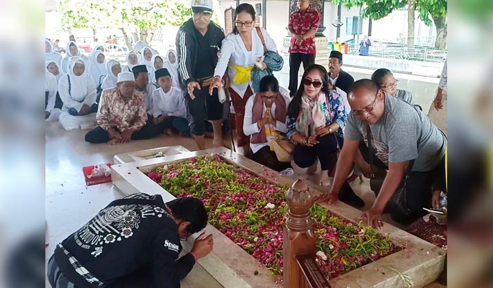Umat lintas agama saat menaburkan bunga di pusara Bung Karno.