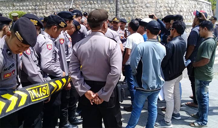 Demo ke Kantor DPMPTSP Pamekasan, Puluhan Massa Soroti Maraknya Toko dan Cafe Tak Berizin
