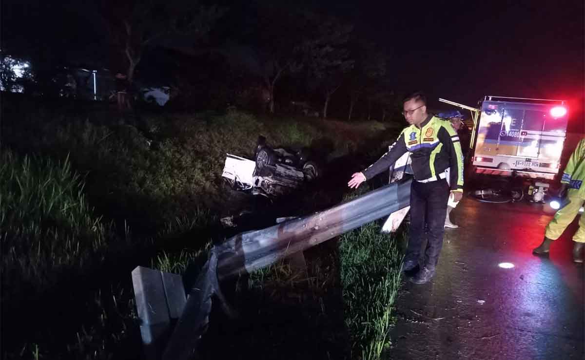 Petugas saat mengevakuasi kendaraan Ketua PCNU Jember yang mengalami kecelakaan tunggal di Tol Ngawi.