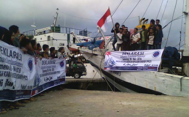 Sebagian masyarakat saat mendeklarasikan kabupaten kepulauan Sumenep. foto: rahmatullah/ BANGSAONLINE