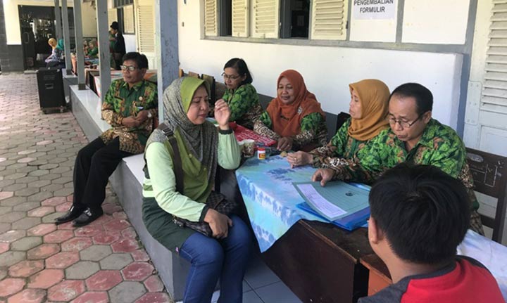 Para wali murid saat akan mendaftarkan anaknya.
