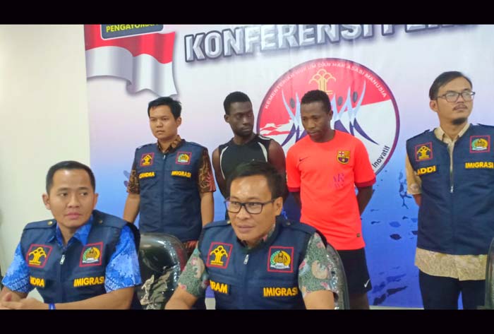 Dua WNA Pantai Gading yang ditangkap Imigrasi Blitar.