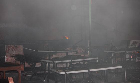 LUDES - Perabotan seperti meja dan kursi tampak gosong usai api membakar restoran sekaligus swalayan Sidodadi. (foto: suwandi/BANGSAONLINE)