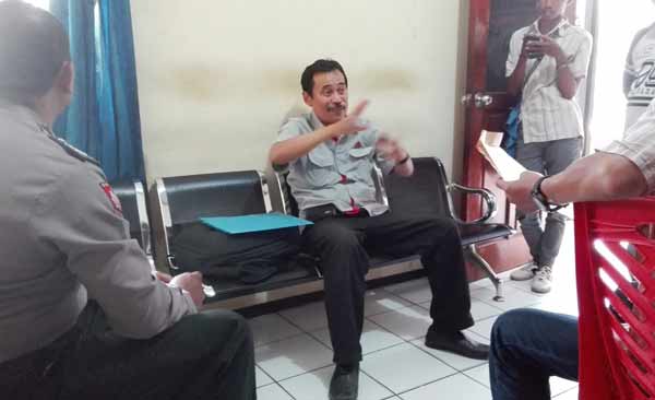 Sariono, pegawai PT SI ketika melaporkan Kabiro Personalia PT Semen Indonesia (SI), Halim Alfatah ke Mapolsek Kebomas. foto: syuhud/BANGSAONLINE