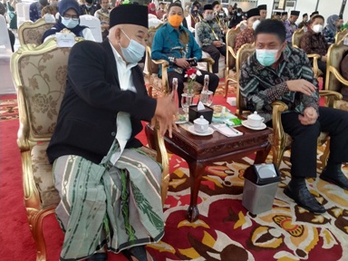 Prof. Dr. KH. Asep Saifuddin Chalim, M.A. dan Gubernur Herman Deru dalam acara  pengukuhan Forum Rektor Perguruan Tinggi Keagamaan Islam (PTKIS) dan Pelantikan Pengurus Wilayah Persatuan Guru Nahdlatul Ulama (Pergunu) Sumsel di Griya Agung Palembang, Rumah Dinas Gubernur Sumsel, pada Ahad (7/2/2021). Foto: MMA/ BANGSAONLINE.com.