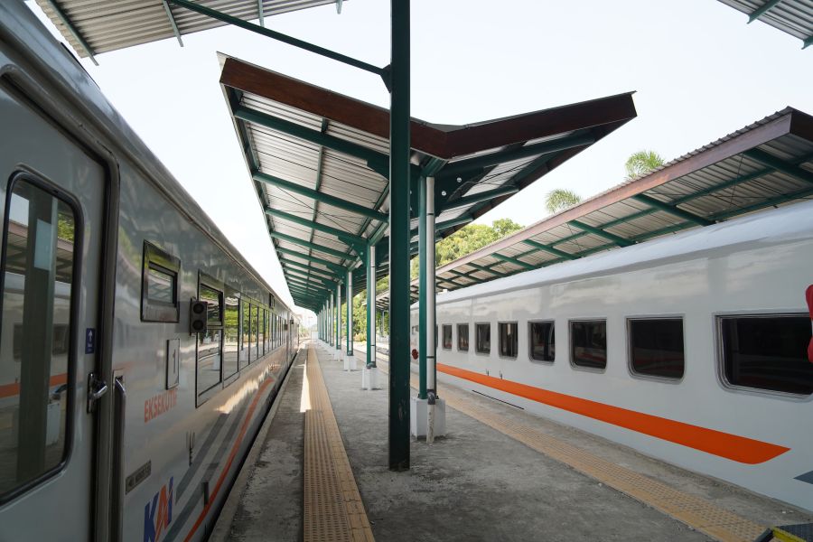 Tingkatkan Layanan, KAI Daop 7 Bangun Peron Tinggi dan Over Capping di Stasiun Kediri