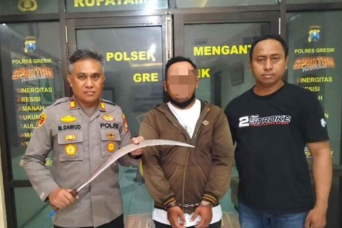 MAK pelaku pembacokan di Menganti, Gresik, menyerahkan diri ke polisi. Foto: Ist.
