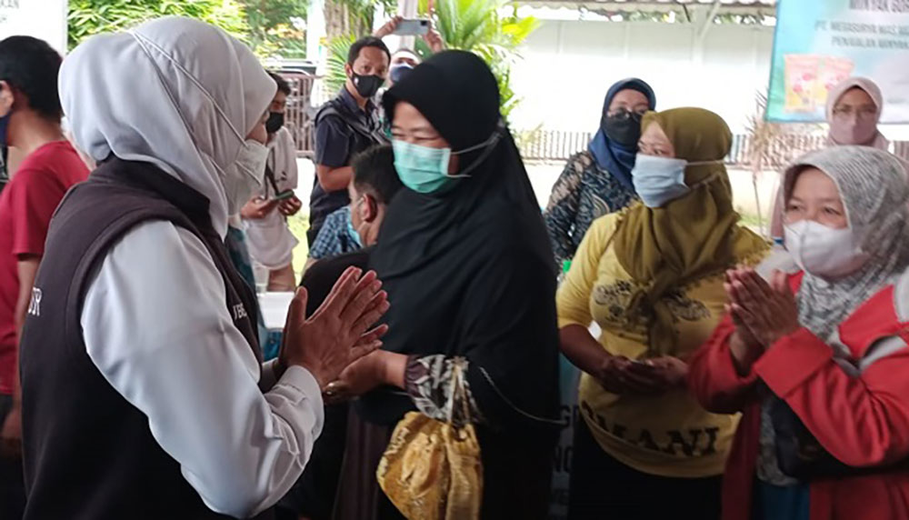 Gubernur Jawa Timur, saat menghadiri operasi pasar murah minyak goreng di halaman Kantor UPT PPD Bapenda Kabupaten Jombang, Sabtu (12/2/2022).