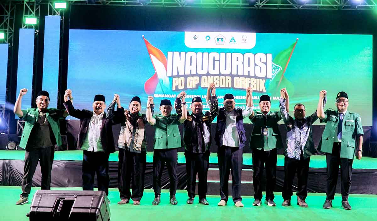 Bupati Gresik, Fandi Akhmad Yani, bersama Wabup, Asluchul Alif, saat menghadiri Inaugurasi PC GP Ansor Gresik. Foto: Ist