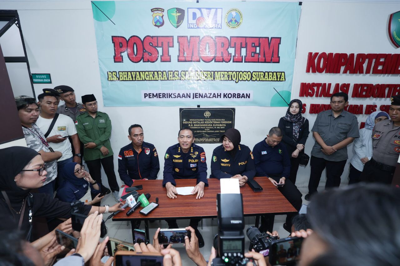 Kabiddokkes Polda Jatim Kombes Pol. Dr. dr. Mohammad Khusnan Marzuki, memberikan keterangan tentang Jenasah yang telah diidentifikasi 