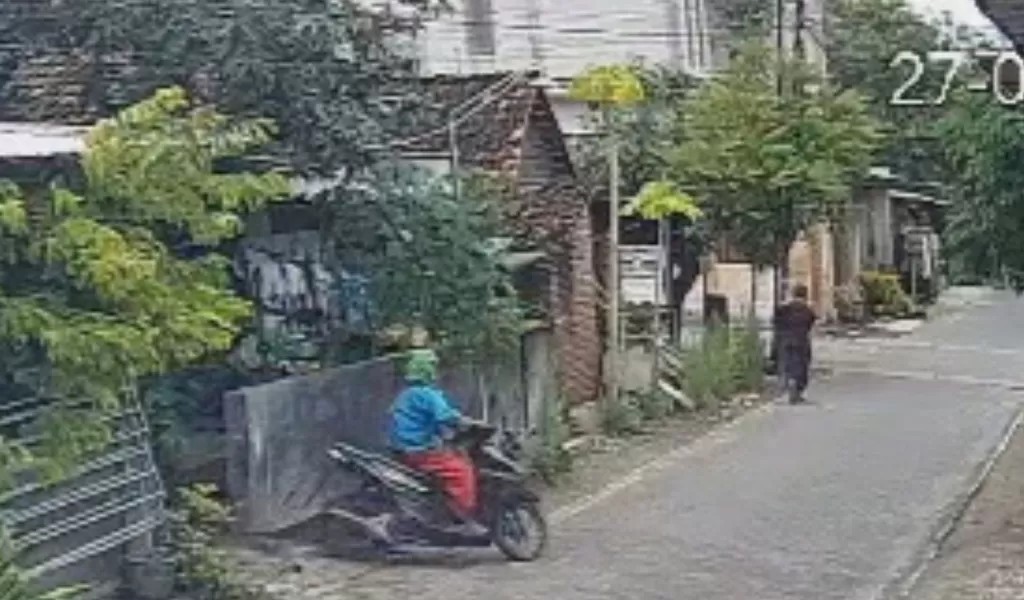 Tangkapan layar CCTV detik-detik pelaku membawa kabur motor korban