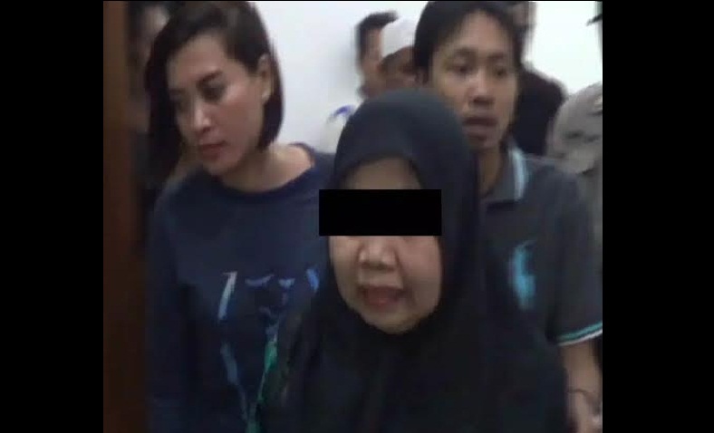 Tersangka dukun bayi saat diamankan petugas. foto: ist