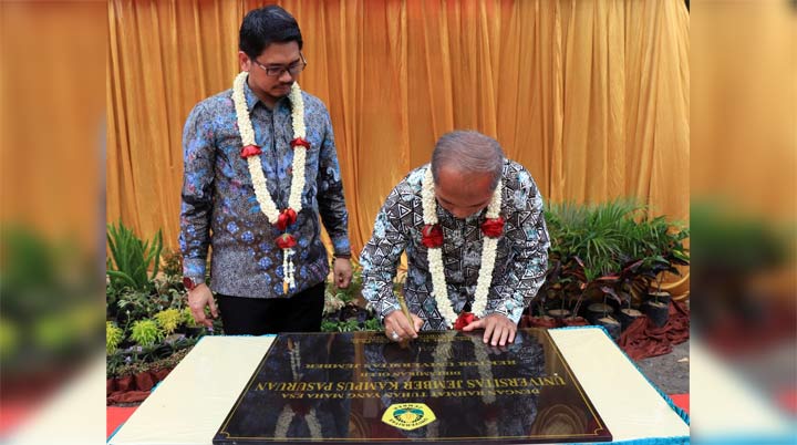 Penandatanganan prasasti oleh Wakil Wali Kota Pasuruan, II Kepala Sub Direktorat Penataan Lembaga Direkrorat Kelembagaan Kemenristek Dikti disaksikan oleh Rektor Universitas Jember, Sekretaris DPRD, dan Kajari.