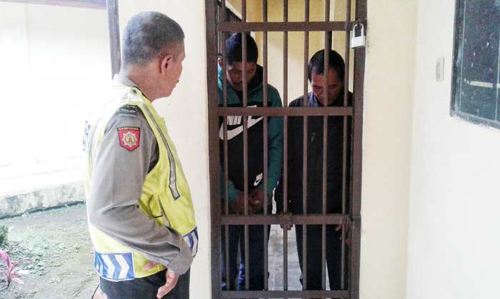 Pelaku pencurian kayu yang diamankan petugas. 