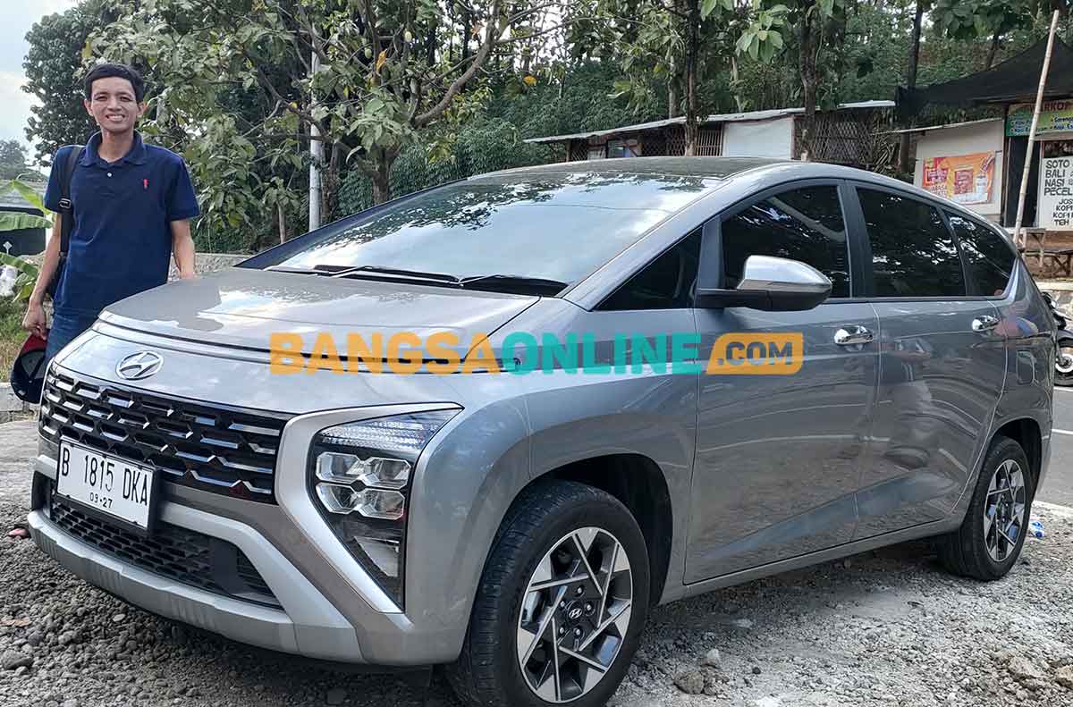Gus Ibad dan rombongan jurnalis saat mampir di warung kopi dan es degan dekat lokasi pembangunan Bandara Kediri di Kecamatan Grogol. Foto: MUJI HARJITA/BANGSAONLINE
