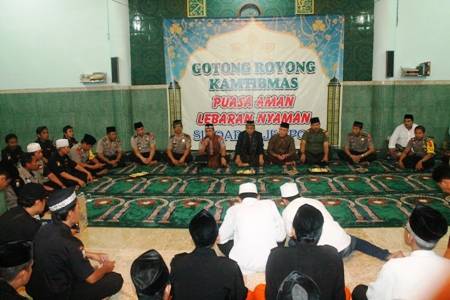 ?Jajaran Forpimda saat melaksanakan Saur Bareng. foto:gogon/BANGSAONLINE