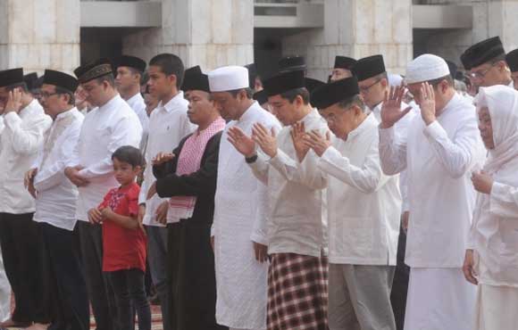 MINTA HUJAN: Wapres JK bersama para menteri Kabinet Kerja mengikuti Salat Istisqa di Pelataran Masjid Istiqlal Jakarta, Minggu (1/11). foto merdeka.com