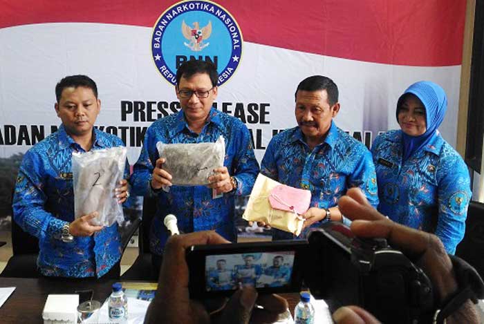 AKBP Ir. Bambang, M.Si, Kepala BNN Kota Malang didampingi 3 Kasi menunjukan barang bukti hasil penyitaan di tahun 2017, Jumat (29/12). foto: IWAN/ BANGSAONLINE