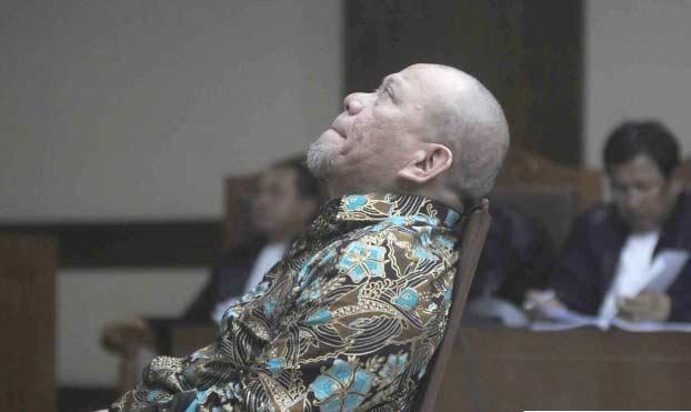 Ekspresi mantan Ketua Kamar Dagang dan Industri (Kadin) Jawa Timur La Nyalla Mattaliti saat menjalani sidang perdana di Pengadilan Tindak Pidana Korupsi (Tipikor), Jakarta, Senin (5/9). foto: merdeka.com