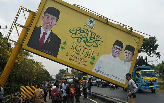 Baliho bergambar politikus Partai Golkar, Mukhammad Misbakhun, yang roboh pagi tadi.