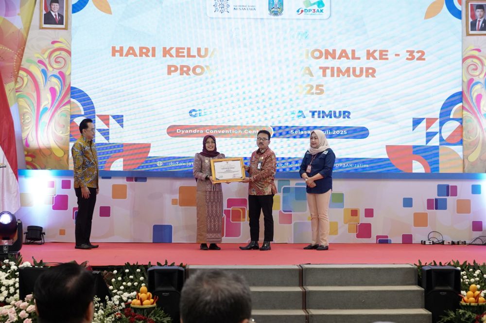 Wakil Bupati Kediri Dewi Mariya Ulfa saat menerima Piagam Penghargaan. (Ist). 