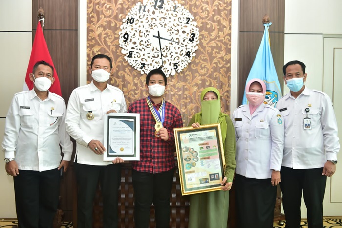 Muhammad Haryo Wibowo Mukti didampingi Kepala SMPN 2 Lamongan Yayuk Setya Rahayu, usai melakukan audiensi dengan Bupati Lamongan Yuhronur Efendi.