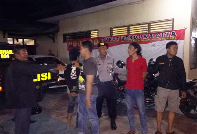 Dua pelaku saat digelandang ke Mapolsek Merakurak.