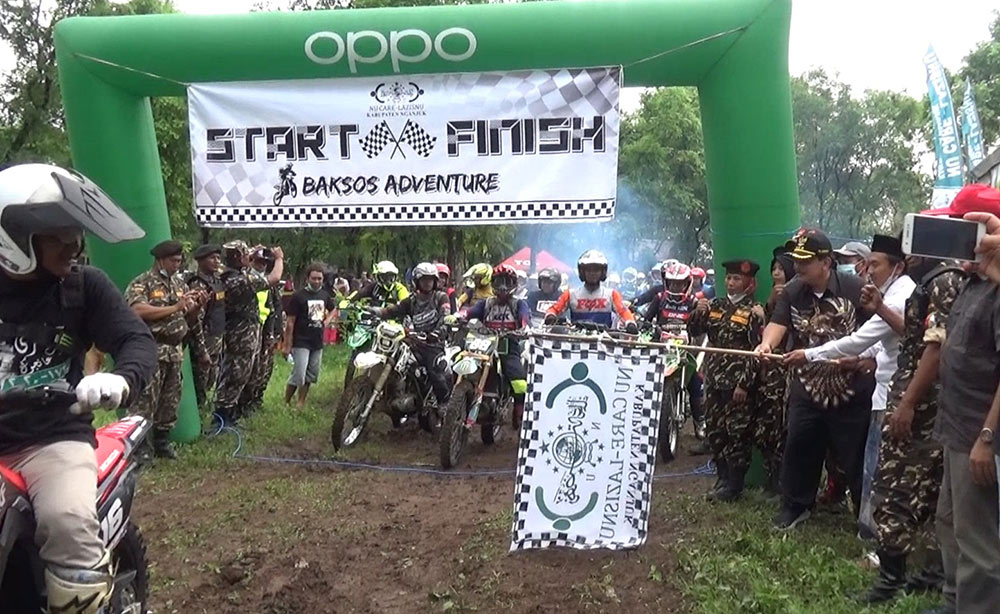 Plt Bupati Nganjuk Marhaen Djumadi saat memberangkatkan peserta adventure trail dengan mengangkat bendera start.