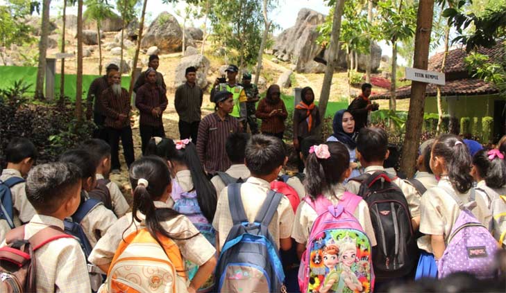 Tim Verlap Provinsi saat berada di SDN 2 Sengon, Trenggalek. foto: HERMAN S/ BANGSAONLINE