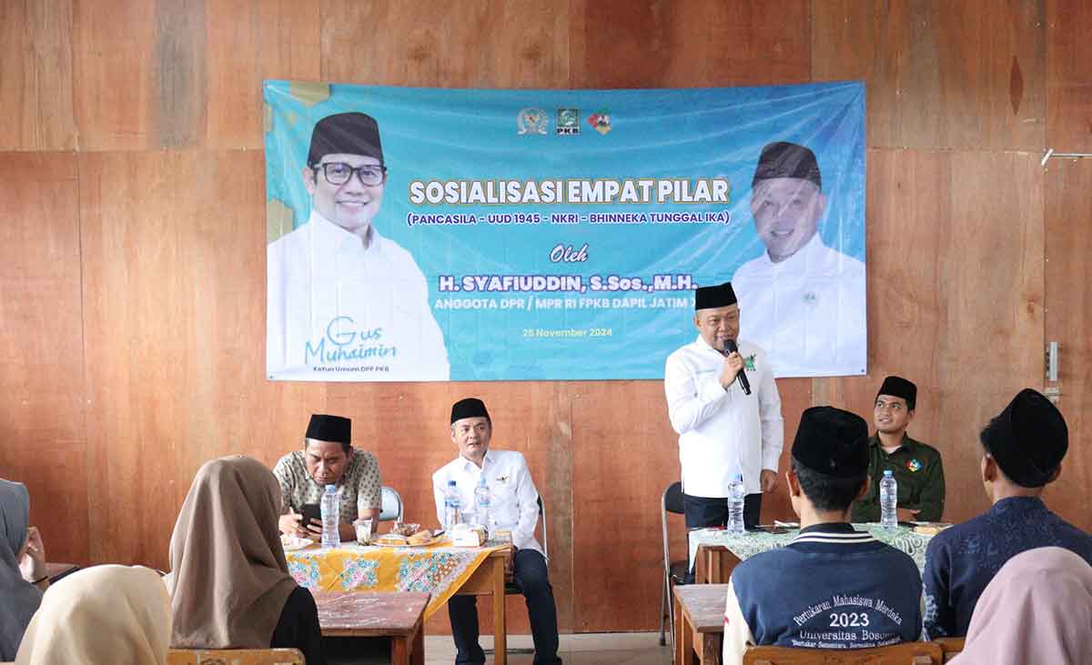 Anggota Komisi V DPR RI dari Fraksi PKB, Syafiuddin, saat menggelar sosialisasi 4 pilar di Pondok Pesantren Manbaul Hikam, Bangkalan.
