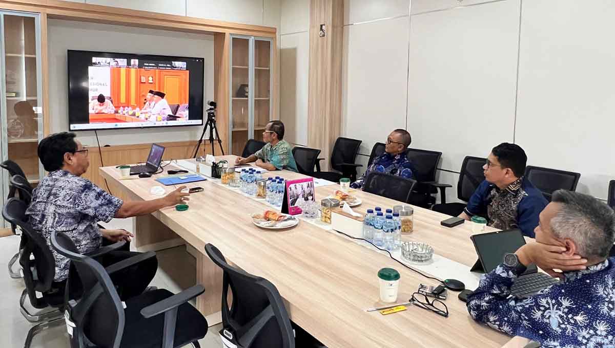 Jajaran Kantah Kabupaten Pasuruan saat mengikuti rapat koordinasi percepatan sertifikasi tanah wakaf dan tempat ibadah di Jawa Timur.