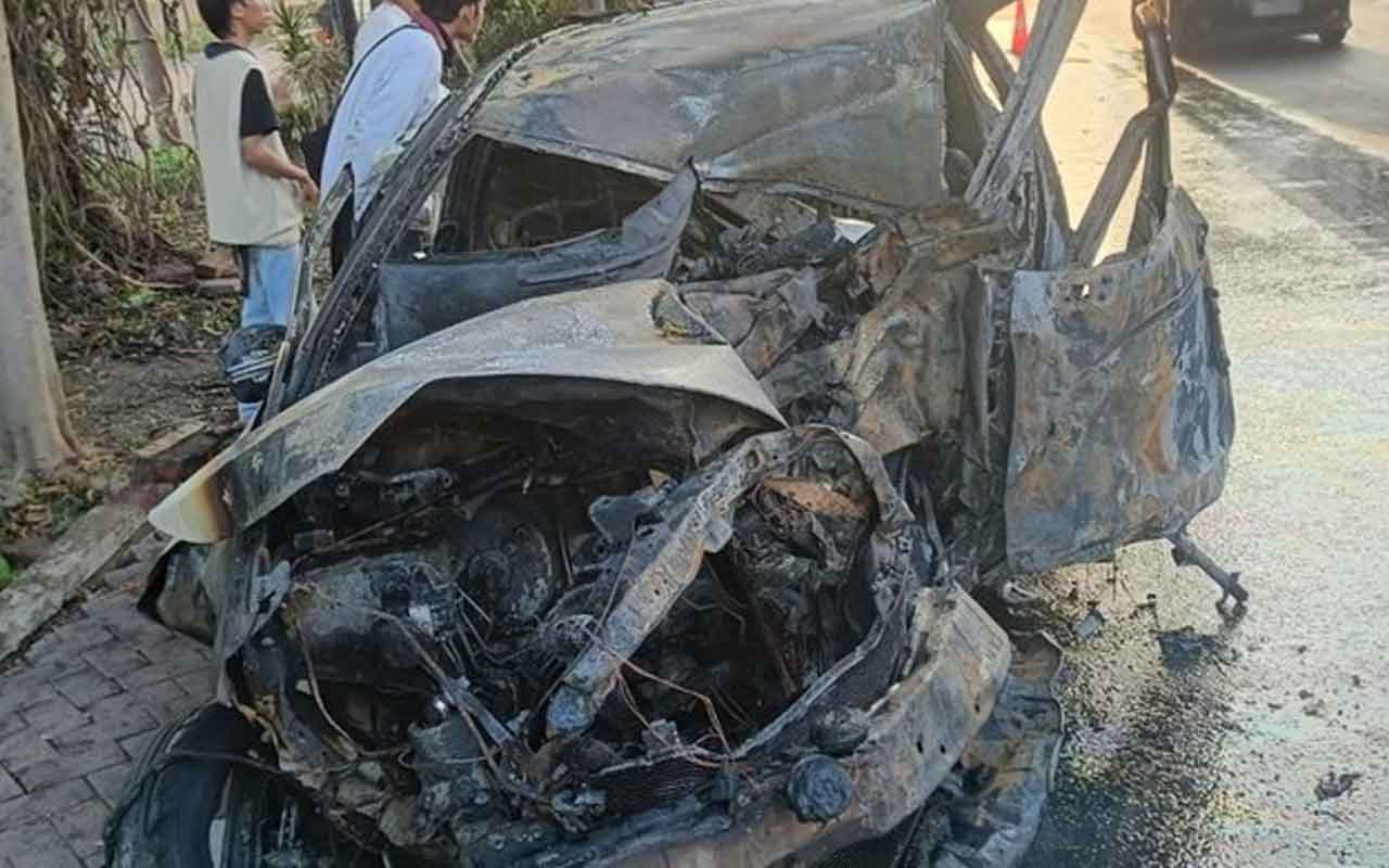 Mobil Honda Jazz L-1361-CBD yang mengalami kecelakaan hingga terbakar di Jalan Manyar Kertoarjo 26 Surabaya. Foto: Dok. Satreskrim Polrestabes Surabaya