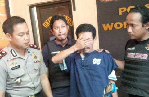 Tersangka bersama saat diamankan di Mapolsek Wonokromo. 